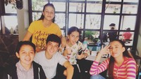 Kalau yang satu ini adalah momen Junior Roberts saat bersantai bersama teman-temannya di sebuah restoran. Foto: Instagram @juniorrobertss