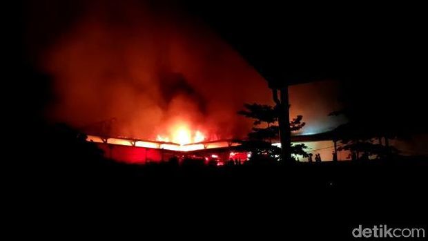 Kebakaran terjadi di Pasar Kota Banjarnegara, Jawa Tengah, Kamis (11/3/2021) malam.