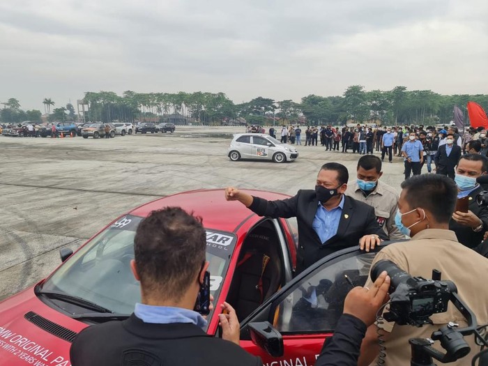 Ketua MPR RI Bambang Soesatyo diajak nge-drift bareng Akbar Rais, Rabu (10/3/2021).