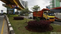 Selain tanaman hias, kolong flyover juga telah dipercantik dengan mural tertib berlalulintas.