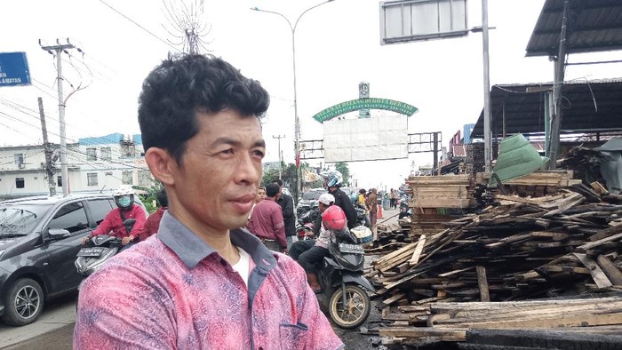 Ahmad Tohir (37) salah seorang pemilik lapak di Bekasi yang terbakar.