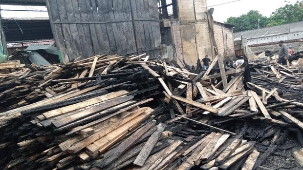 Lapak kayu palet milik Tohir.