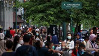 Libur Isra Miraj 2021 kawasan Malioboro yang merupakan destinasi wisata andalan di Yogyakarta padat pengunjung. ANTARA FOTO/Andreas Fitri Atmoko  