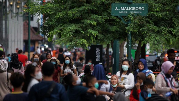 Pengunjung memadati kawasan wisata Malioboro, Yogyakarta, Kamis (11/3/2021). Libur Isra Miraj 2021 kawasan Malioboro yang merupakan destinasi wisata andalan di Yogyakarta padat pengunjung. ANTARA FOTO/Andreas Fitri Atmoko/rwa.
