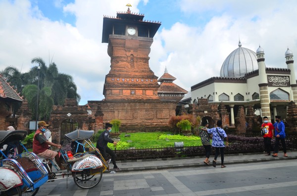 Saat berkunjung ke makam Sunan Kudus kamu bisa juga melihat Masjid Menara Kudus yang bentuknya menyerupai candi. Makamnya berada di Kelurahan Kauman, Kecamatan Kota Kudus, Kabupaten Kudus, Jawa Tengah. (Foto: ANTARA FOTO/YUSUF NUGROHO) Saat berkunjung ke makam Sunan Kudus kamu bisa juga melihat Masjid Menara Kudus yang bentuknya menyerupai candi. Makamnya berada di Kelurahan Kauman, Kecamatan Kota Kudus, Kabupaten Kudus, Jawa Tengah. (Foto: ANTARA FOTO/YUSUF NUGROHO)