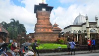 Saat berkunjung ke makam Sunan Kudus kamu bisa juga melihat  Masjid Menara Kudus yang bentuknya menyerupai candi. Makamnya berada di Kelurahan Kauman, Kecamatan Kota Kudus, Kabupaten Kudus, Jawa Tengah. (Foto: ANTARA FOTO/YUSUF NUGROHO)