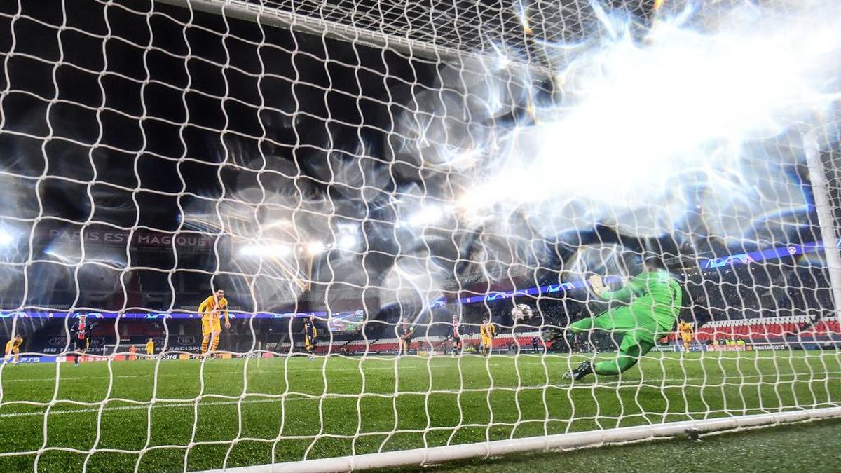 Eksekusi penalti Lionel Messi di laga PSG vs Barcelona digagalkan oleh Keylor Navas (Foto: AFP/FRANCK FIFE)