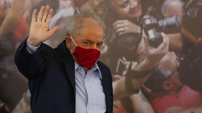 Brazilian former president (2003-2011) Luiz Inacio Lula da Silva, waves as he arrives for  a press conference at the metalworkers union building in Sao Bernardo do Campo, in metropolitan Sao Paulo, Brazil, on March 10, 2021. - The ruling that overturned ex-president Luiz Inacio Lula da Silvas corruption convictions upended Brazilian politics and set up a potential election showdown between the tarnished left-wing icon and his nemesis, far-right President Jair Bolsonaro. (Photo by Miguel SCHINCARIOL / AFP)