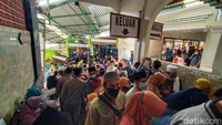 Protokol kesehatan pun terus dilakukan di lokasi makam. Peziarah terus dihimbau agar menerapkan protokol kesehatan, memakai masker, berjaga jarak, dan mencuci tangan. (Dian Utoro Aji/detikTravel)