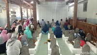 Setiap peziarah diberi waktu sekitar 15-20 menit. Setelah itu ganti dengan peziarah lain. Biar tidak terjadi kerumunan. Jumlah peziarah ramai saat libur hari raya dan akhir pekan. (Dian Utoro Aji/detikTravel)