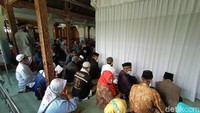 Di lokasi makam, jumlah peziarah pun dibatasi. Bahkan peziarah yang masuk ke makam secara bergantian, agar tidak terjadi kerumunan. Akibatnya peziarah antre menunggu giliran masuk ke lokasi makam. (Dian Utoro Aji/detikTravel)