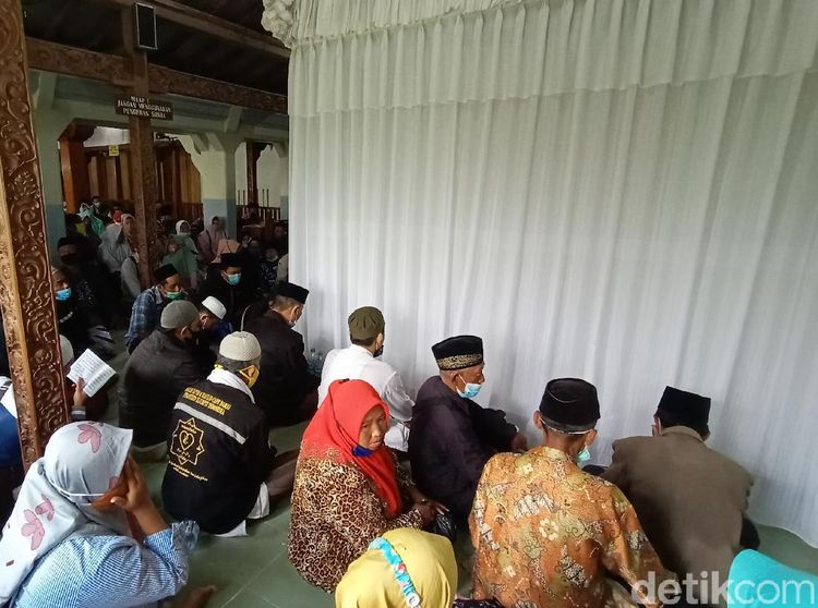 Foto: Saat Makam Sunan Muria Dikerubungi Peziarah