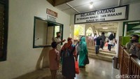 Makam Sunan Muria di Kudus dipadati peziarah dari berbagai daerah. Protokol kesehatan pun diterapkan secara ketat di lokasi makam. (Dian Utoro Aji/detikTravel)