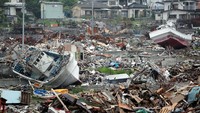 Rumah-rumah hancur dan kapal terhempas ke daratan saat tsunami menerjang Jepang pada 11 Maret 2011 lalu. Kiyoshi Ota/Getty Images.