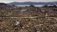 Saat itu, otoritas setempat menetapkan zona terlarang yang semakin membesar seiring radiasi bocor dari PLTN, memaksa lebih dari 150.000 orang untuk mengungsi. AP Photo/David Guttenfelder, File.