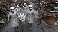 Menurut Badan Kepolisian nasional Jepang, korban tewas yang dikonfirmasi dalam gempa bumi, tsunami dan krisis nuklir pada tahun 2011 mencapai 15.899 pada Desember tahun 2020 lalu. Sementara, setelah 10 tahun berlalu, disebutkan lebih dari 2.500 orang masih dinyatakan hilang. Paula Bronstein/Getty Images.