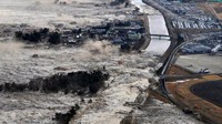 Gelombang tsunami menerjang pantai di sepanjang Iwanuma, Prefektur Miyagi, Jepang pada 11 Maret 2011 lalu. Gelombang tsunami itu menghantam apa saja yang ada di depannya. Kyodo News via AP, File.