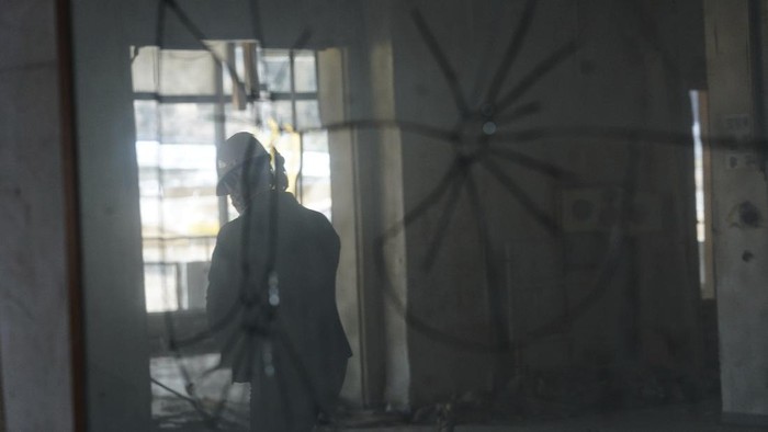 Menenang Satu Dekade, Ada Wisata Keliling Lokasi Tsunami Jepang Fumio Ito, head of public relations at Minami Sanriku Hotel Kanyo, tells his experience of 2011 tsunami disaster in the area to participants inside a bus during the