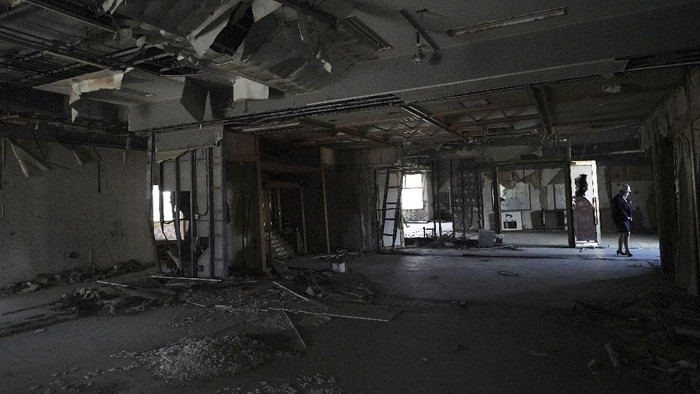 Menenang Satu Dekade, Ada Wisata Keliling Lokasi Tsunami Jepang Fumio Ito, head of public relations at Minami Sanriku Hotel Kanyo, tells his experience of 2011 tsunami disaster in the area to participants inside a bus during the