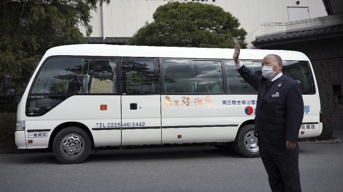 Menenang Satu Dekade, Ada Wisata Keliling Lokasi Tsunami Jepang Fumio Ito, head of public relations at Minami Sanriku Hotel Kanyo, tells his experience of 2011 tsunami disaster in the area to participants inside a bus during the