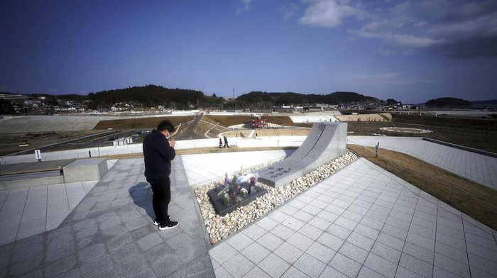 Menenang Satu Dekade, Ada Wisata Keliling Lokasi Tsunami Jepang Fumio Ito, head of public relations at Minami Sanriku Hotel Kanyo, tells his experience of 2011 tsunami disaster in the area to participants inside a bus during the