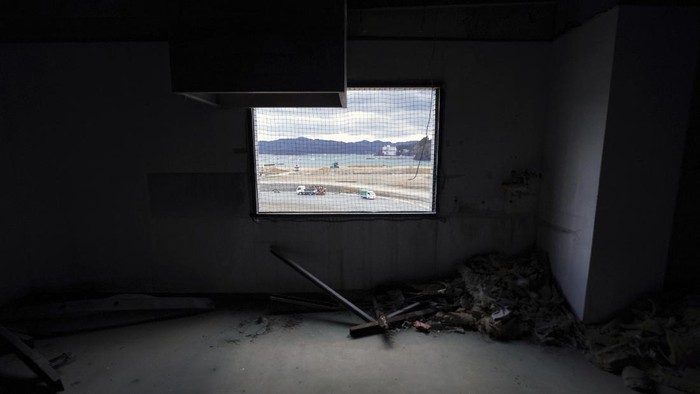 Menenang Satu Dekade, Ada Wisata Keliling Lokasi Tsunami Jepang Fumio Ito, head of public relations at Minami Sanriku Hotel Kanyo, tells his experience of 2011 tsunami disaster in the area to participants inside a bus during the