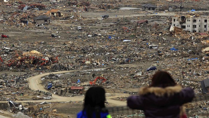 Menenang Satu Dekade, Ada Wisata Keliling Lokasi Tsunami Jepang Fumio Ito, head of public relations at Minami Sanriku Hotel Kanyo, tells his experience of 2011 tsunami disaster in the area to participants inside a bus during the