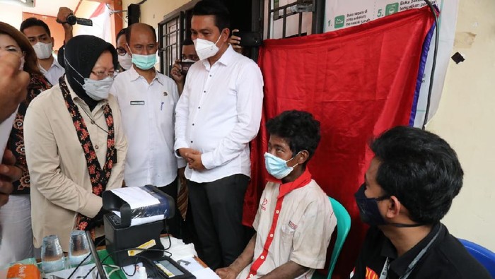 Mensos Risma melihat secara langsung perekaman E-KTP bagi SAD di Jambi