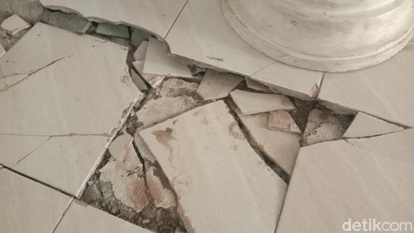 Yusron mengatakan kondisi bangunan museum banyak komponen yang rusak. Apalagi koleksi fosil purbakala setiap hari bertambah banyak, sehingga dibutuhkan gedung yang luas. Karena saat ini museum hanya memiliki satu gedung saja. (Dian Utoro Aji/detikTravel) Yusron mengatakan kondisi bangunan museum banyak komponen yang rusak. Apalagi koleksi fosil purbakala setiap hari bertambah banyak, sehingga dibutuhkan gedung yang luas. Karena saat ini museum hanya memiliki satu gedung saja. (Dian Utoro Aji/detikTravel)