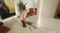 Dari pantauan detikTravel di lokasi, Rabu (9/3/2021), lantai museum terlihat pun mengalami retak dan rusak. Padahal museum ini menyimpan ribuan fosil di kawasan Patiayam. (Dian Utoro Aji/detikTravel)
