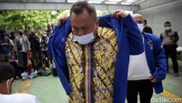 Jhoni Allen meninggalkan lokasi usai menggelar jumpa pers. Dia meninggalkan lokasi dengan memakai jaket Partai Demokrat.