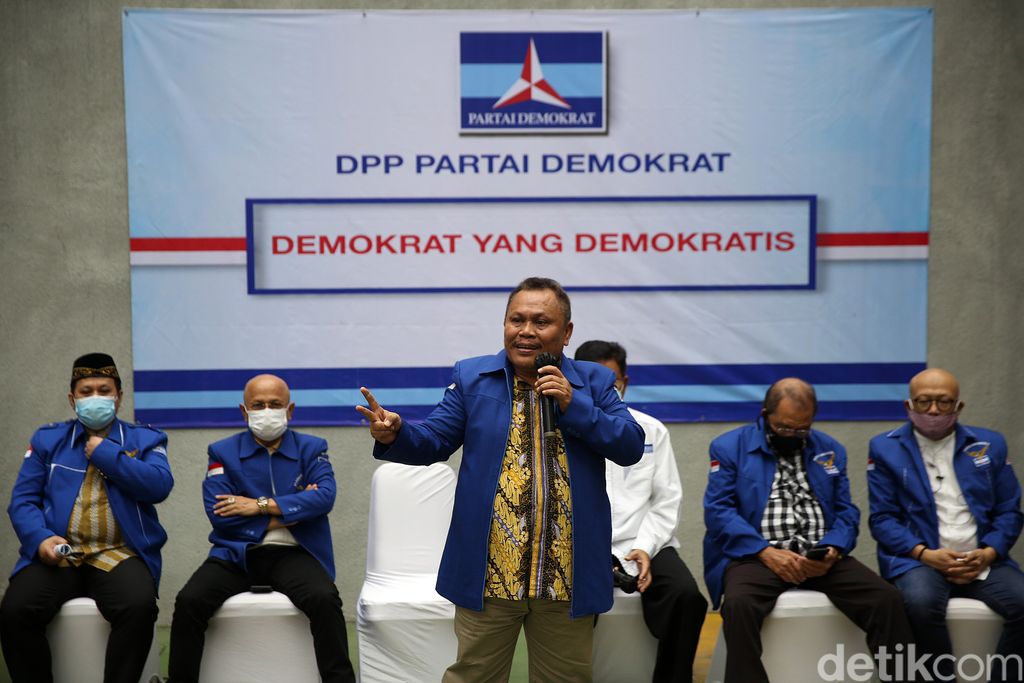 Kubu KLB Demokrat Deli Serdang, Sumut, menggelar konferensi pers di Menteng, Jakarta Pusat, Kamis (11/3/2021). Mereka menyuarakan adanya sejumlah pelanggaran perihal Anggaran Dasar dan Anggaran Rumah Tangga (AD/ART) versi tahun 2020. Jumpa pers dihadiri Soflawati Mosaid, Darmizal, Jhonny Allen, dan Ahmad Yahya.