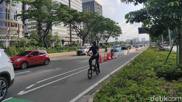 Pegowes melintasi lajur sepeda permanen yang diujicobakan di Jl Sudirman-Thamrin, 11 Maret 2021. (Azhar BR/detikcom)