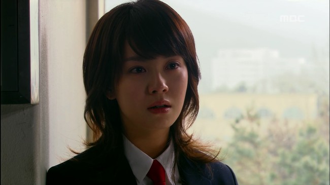 Song Ji Hyo berperan sebagai Min Hyo Rin di Princess Hours. Ia menolak lamaran Putra Mahkota Lee Shin demi mengejar mimpinya sebagai balerina. Cemburu dengan Chae Kyeong, ia berupaya merebut Lee Shin kembali. Foto: dok. MBC