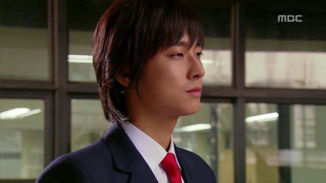 Ju Ji Hoon berperan sebagai Putra Mahkota Lee Shin di Princess Hours. Setelah ditolak pacarnya, ia memutuskan untuk melanjutkan perjodohannya dengan Shin Chae Kyeong, dan perlahan jatuh cinta dengannya. Foto: dok. MBC