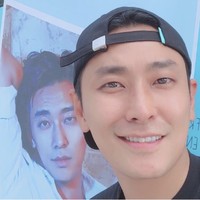 15 tahun berlalu, Ju Ji Hoon terlihat ganteng awet muda. Artis Korea berumur 38 tahun ini kembali menjadi Putra Mahkota di drama Korea Kingdom. Tahun ini, ia membintangi drakor Jiri Mountain bersama Jun Ji Hyun. Foto: Instagram _jujihoon