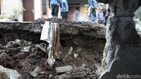 Turap longsor tersebut terjadi di Jalan Warung Silah, Ciganjur, Jakarta Selatan.