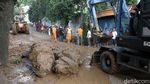Turap Longsor di Ciganjur Mulai Dibersihkan