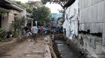 Turap Longsor di Ciganjur Mulai Dibersihkan