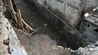 Dinding pembatas dan turap sepanjang sekitar 12 meter tersebut menutup saluran Kali Setu sehingga meluap ke pemukiman warga. Sampai dengan sore hari para petugas masih membersihkan areal longsor untuk membuka jalan untuk warga.
