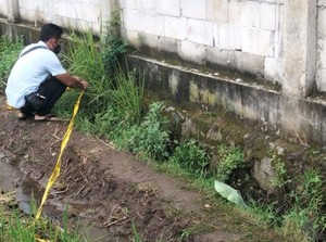 Mayat Bayi Perempuan Terbungkus Plastik Ditemukan Dibuang di Parit Pasuruan