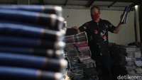 Menurutnya, ada kemitraan yang digulirkan oleh Kementerian Perindustrian tapi, dengan istilah KUR untuk pinjaman pembelian mesin, namun KUR itu tetap harus ada jaminan, tidak bisa kita jaminkan sebagai istilahnya mesin yang akan dibeli.