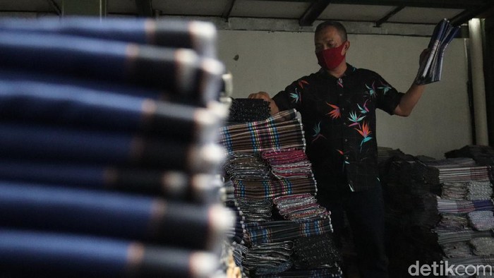 Para pelaku Industri Kecil Menengah (IKM) tekstil dan sarung Majalaya, Kabupaten Bandung menjerit dikala pandemi COVID-19.
