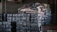 Aep juga mengeluhkan, sarung yang diproduksinya masih menumpuk di gudang. Sedangkan dikala pandemi COVID-19 seperti saat ini bukan sarung yang dibutuhkan masyarakat.