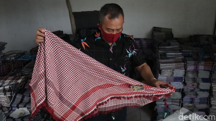 Pengusaha Tekstil dan Sarung Majalaya Menjerit di Tengah Pandemi Para pelaku Industri Kecil Menengah (IKM) tekstil dan sarung Majalaya, Kabupaten Bandung menjerit dikala pandemi COVID-19.