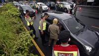 Pemeriksaan surat tes cepat antigen wisatawan yang hendak berwisata ke kawasan Puncak Bogor tersebut sebagai upaya meminimalisir penyebaran COVID-19 saat libur Isra Miraj Nabi Muhammad SAW 1442 H.  