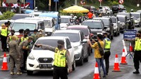 Petugas gabungan Satgas COVID-19 memberhentikan kendaraan wisatawan untuk diperiksa surat tes cepat antigen di jalur wisata Puncak, Gadog, Kabupaten Bogor, Jawa Barat, Kamis (11/3/2021).   