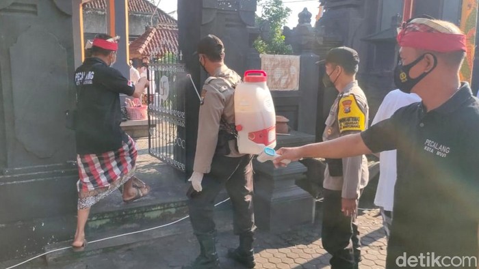 penyemprotan disinfektan ke pura di Banyuwangi sebelum nyepi