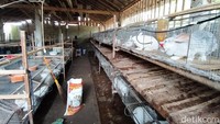 Salah satu peternak kelinci, Damar Triyanto mengatakan, pada masa pandemi sekarang ini stok daging kelinci membludak, sedangkan permintaan turun karena masih banyak warung penjual masakan daging kelinci yang tutup.