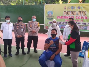 Vaksinasi COVID-19 di Polda NTB Lebihi Target
